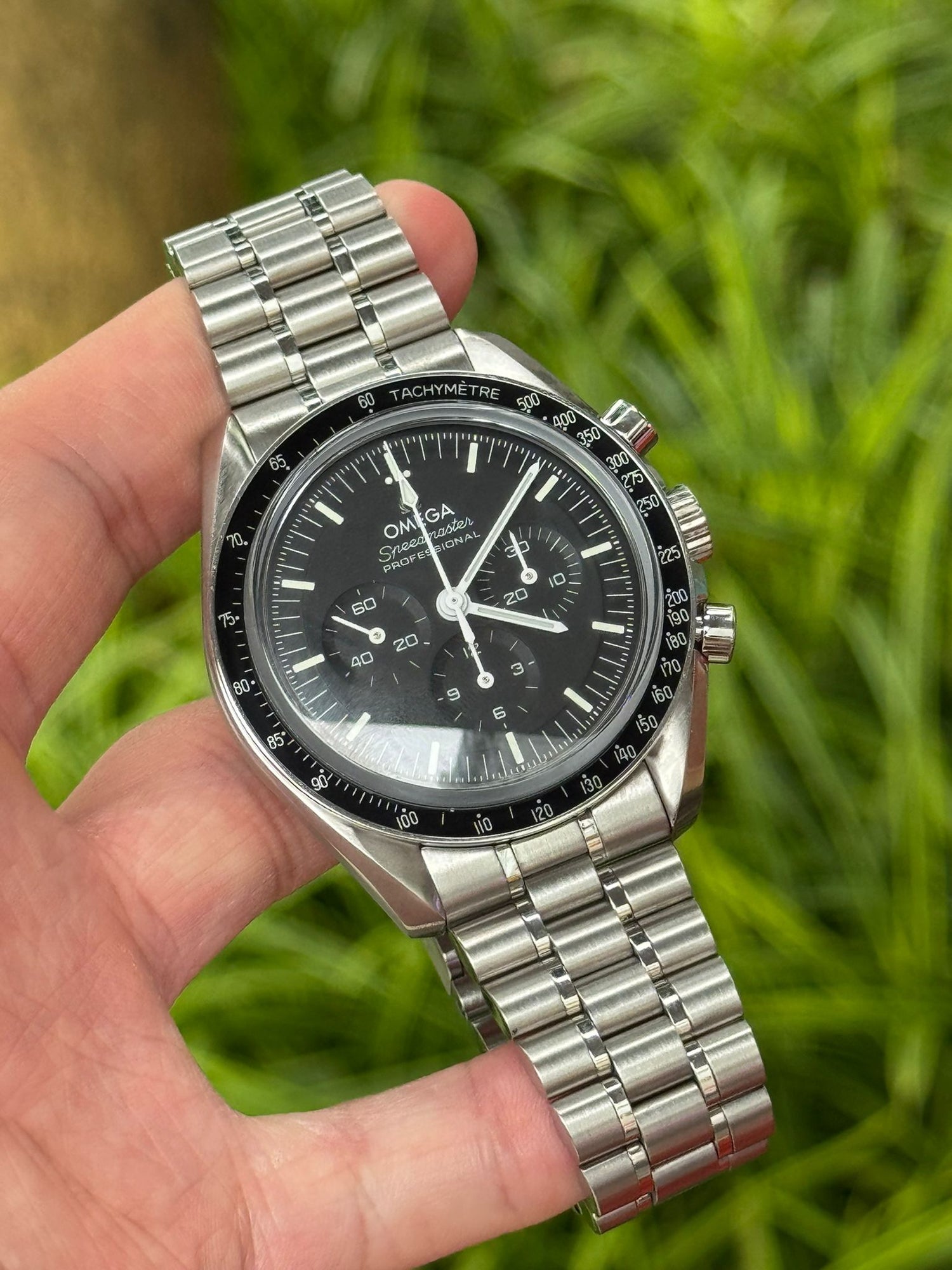 OMEGA SPEEDMASTER MOONWATCH SAPPHIRE 2025 TheWatchProject omega-speedmaster-moonwatch-sapphire-2025-thewatchproject
